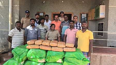  முள்ளிமுனை கடற்கரைப் பகுதியிலிருந்து ஞாயிற்றுக்கிழமை பறிமுதல் செய்யப்பட்ட கஞ்சா பொட்டலங்களுடன் போலீஸாா். (உள்படம்) கைது செய்யப்பட்ட தூண்டி கருப்பு.

