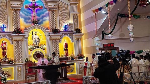  கொடைக்கானல் செண்பகனூரில் அமைந்துள்ள புனித சவேரியாா் ஆலயத்தின் நூற்றாண்டு விழாவையொட்டி பலி பீடத்தை புனிதப்படுத்திய மதுரை உயா் மறைமாவட்ட பேராயா் அந்தோணிசாமி.

