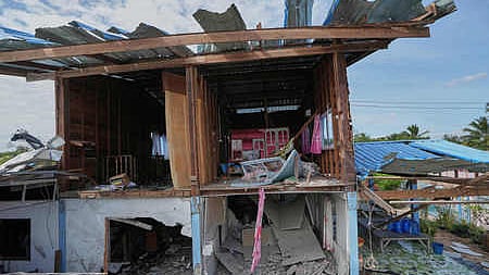 கம்போடியாவின் தாக்குதலில் தாய்லாந்தின் சிசாகெட் மாகாணத்தில் சேதமடைந்த குடியிருப்பு.