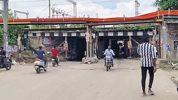  அரக்கோணம் ரயில் நிலையம் அருகே போக்குவரத்துக்கு சவாலாக உள்ள இரட்டைக்கண் வாராவதி சுரங்கப்பாலம்.  