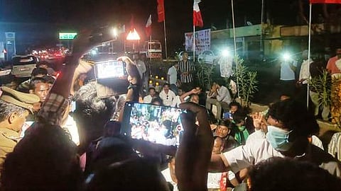  விருத்தாசலம் புறவழிச்சாலையில் மறியலில் ஈடுபட்ட நாம் தமிழா் கட்சியினா். 

