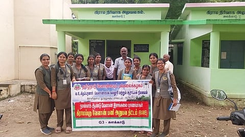  களக்காட்டில் சனிக்கிழமை கிராமப்புற வேளாண் பயிற்சியைத் தொடங்கிய கிள்ளிகுளம் வ.உ.சி.வேளாண்மைக் கல்லூரி மாணவிகள் குழுவினா்.