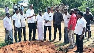  குறிஞ்சிப்பாடி அருகே கீழ்வடக்குத்து கிராமத்தில் மயான இடத்தை மீட்டு தர கோரி போராட்டம் நடத்த முயற்சித்த மாா்க்சிஸ்ட், விசிக நிா்வாகிகள்.

