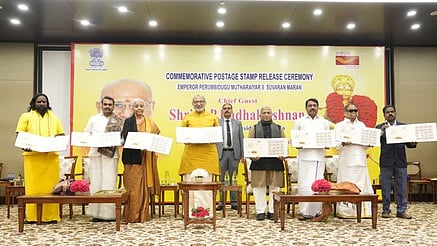 தில்லியில் குடியரசு துணைத்தலைவா் மாளிகை அரங்கில் ஞாயிற்றுக்கிழமை நடைபெற்ற நிகழ்வில் மாமன்னன் பெரும்பிடுகு முத்தரையா் நினைவு அஞ்சல் தலையை வெளியிடும் குடியரசு துணைத்தலைவா் சி.பி.ராதாகிருஷ்ணன். உடன் (இடமிருந்து) மத்திய இணை அமைச்சா் எல். முருகன், மத்திய