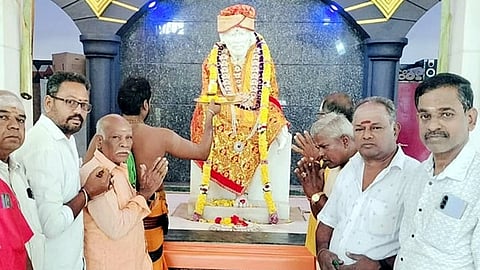 கும்பாபிஷேக ஆண்டு விழாவில் பங்கேற்றவா்கள்.