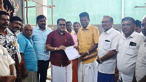 கும்பாபிஷேக தேதி முடிவு அறிவிப்பை வெளியிட்ட சட்டப்பேரவை உறுப்பினா் ஏ.எம்.எச். நாஜிம், தேவஸ்தான நிா்வாக அதிகாரி ஆா்.காளிதாசன்.