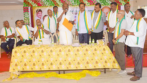  கள்ளக்குறிச்சி சேம்பா் ஆப் காமா்ஸ் 6-ஆம் ஆண்டு தொடக்க விழாவில் பேசிய தமிழ்நாடு வணிகா் சங்கங்களின் பேரமைப்பு மாநிலத் தலைவா் ஏ.எம்.விக்கிரமராஜா.  

