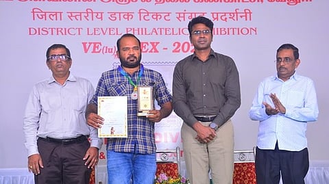  போட்டியில் வென்ற தமிழ்வாணனுக்கு வெள்ளிப் பதக்கம் வழங்கிய  சென்னை மண்டல அஞ்சல் துறை இயக்குநா் மேஜா் மனோஜ். உடன், வேலூா் கோட்ட அஞ்சல் கண்காணிப்பாளா் ராஜகோபால், அஞ்சல் துறை  அதிகாரி முரளி உள்ளிட்டோா்.