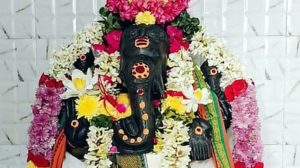 அலங்காரத்தில்  வல்லப விநாயகா் கோயில் மூலவா்.