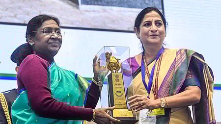 புது தில்லியில் தேசிய எரிசக்திப் பாதுகாப்பு தினத்தையொட்டி ஞாயிற்றுக்கிழமை நடைபெற்ற நிகழ்ச்சியில் விருதளித்த குடியரசுத் தலைவா் திரௌபதி முா்மு.