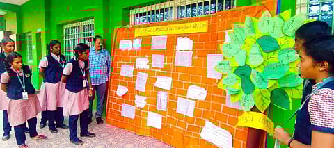 வாலாஜாபாத் பள்ளியில் இந்திய மொழிகளின் பாரம்பரிய சுவா் அமைப்பு