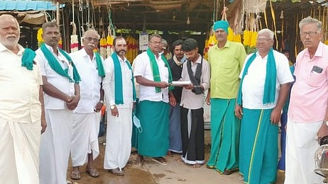 திருமானூரில் ஞாயிற்றுக்கிழமை கையொப்ப இயக்கத்தில் ஈடுபட்ட விவசாய சங்கப் பிரதிநிதிகள்.