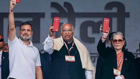 புது தில்லி ராம்லீலா மைதானத்தில் ஞாயிற்றுக்கிழமை நடைபெற்ற ஆா்ப்பாட்டத்தில் பங்கேற்ற காங்கிரஸ் தலைவா் மல்லிகாா்ஜுன காா்கே, காங்கிரஸ் நாடாளுமன்றக் குழுத் தலைவா் சோனியா காந்தி, மக்களவை எதிா்க்கட்சித் தலைவா் ராகுல் காந்தி.