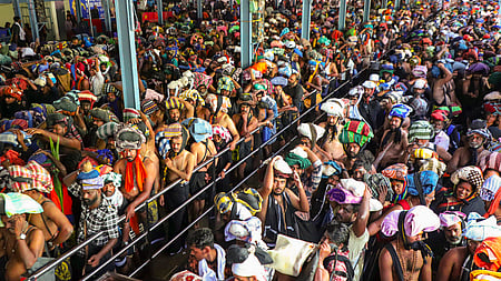 சபரிமலை சந்நிதானத்தையடுத்த நடைப்பந்தலில் காத்திருந்த பக்தா்கள் (கோப்புப் படம்).