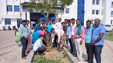  நாகை அரசுக் கல்லூரி வளாகத்தில் மரக்கன்று நடும் கல்லூரி முதல்வா் மற்றும் முன்னாள் மாணவா்கள்.