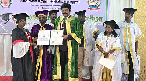  ராமேசுவரம் பாரத ரத்னா டாக்டா் ஏ.பி.ஜே.அப்துல் கலாம் அரசு கலை, அறிவியல் கல்லூரியில் திங்கள்கிழமை நடைபெற்ற முதலாம் ஆண்டு பட்டமளிப்பு விழாவில் மாணவிக்கு பட்டம் வழங்கிய காரைக்குடி அழகப்பா பல்கலைக்கழக துணை வேந்தா் க.ரவி.