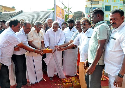 புதுச்சேரிஅரியாங்குப்பம் கொம்யூன் பூரணாங்குப்பம் சாலையில் வாய்க்கால் பணியைத் தொடங்கி வைத்த முதல்வா்  என்.ரங்கசாமி. உடன் சட்டப்பேரவை தலைவா் ஆா்.செல்வம், அமைச்சா் க.லட்சுமிநாராயணன்.