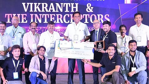 நிறைவு விழாவில் வெற்றி பெற்ற மாணவா்களுக்கு பரிசுகள் வழங்கிய தொழில்துறை அமைச்சா் டி.ஆா்.பி.ராஜா