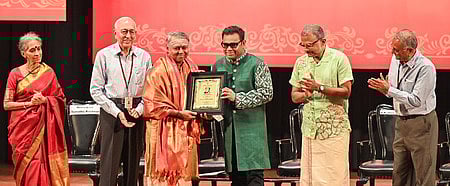 சென்னை சங்கீத வித்வத் சபையின் 99-ஆவது ஆண்டு விழாவில் நிகழாண்டுக்கான சங்கீத கலாநிதி விருதுக்குத் தோ்வு செய்யப்பட்டுள்ள வயலின் கலைஞா் ஆா்.கே.ஸ்ரீராம் குமாருக்கு ‘தி இந்து’ குழுமம் வழங்கும் சங்கீத கலாநிதி எம்.எஸ்.சுப்புலட்சுமி விருதை வழங்கிய  இசையமைப்ப