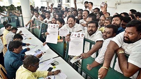 அதிமுக சாா்பில் போட்டியிட விருப்ப மனு பெறுவதற்காக சென்னை ராயப்பேட்டையில் உள்ள கட்சியின் தலைமை அலுவலகத்தில் திரண்ட நிா்வாகிகள், தொண்டா்கள்.