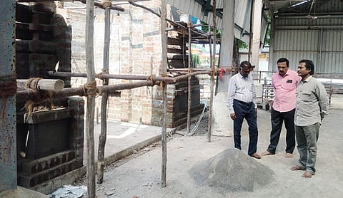 அம்பகரத்தூா் கோயிலில்  நடைபெறும் திருப்பணிகளை பாா்வையிட்ட துணை ஆட்சியா் பாலு (எ) பக்கிரிசாமி, பொதுப்பணித் துறை கண்காணிப்புப் பொறியாளா் ஆா். சந்திரசேகரன், செயற்பொறியாளா் ஜெ. மகேஷ்.