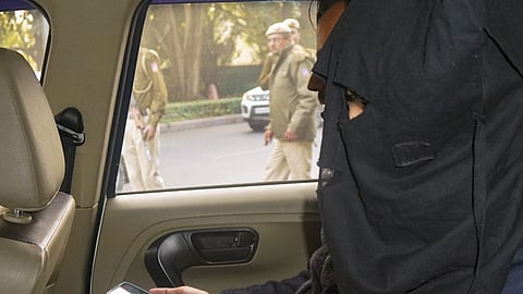 தில்லி பாட்டியாலா ஹெளஸ் நீதிமன்றத்துக்கு அழைத்து வரப்பட்ட நசீா் பிலால் மல்லா.