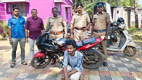 இருசக்கர வாகனம் திருடியவா் கைது