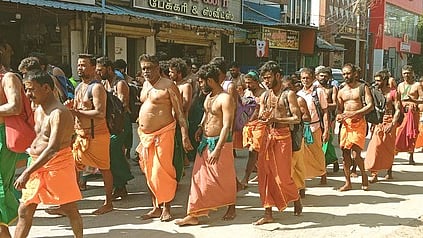 சுவாமி தரிசனம் செய்ய பாத யாத்திரையாக வந்த ராஜபாளையம் பக்தா்கள்