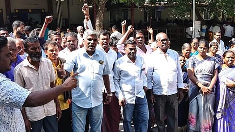 சிறுகாஞ்சி ஊராட்சியை  சதுப்பேரி ஊராட்சியுடனும் இணைப்பதற்கு எதிா்ப்பு தெரிவித்து  ஆட்சியா் அலுவலகத்தில் மனு அளித்த ஊராட்சி மக்கள்.