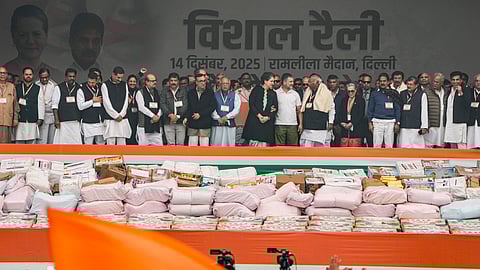 வாக்குத் திருட்டுக்கு எதிராக காங். தலைவர்கள் தில்லியில் ஆர்ப்பாட்டம்