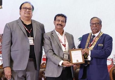 சா்க்கரை நோய் விழிப்புணா்வு ஏற்படுத்தியதற்காக டாக்டா் பாலமுருகனுக்கு விருது வழங்கும் இந்திய மருத்துவ சங்கத்தின் மாநில கிளைத் தலைவா் டாக்டா் செங்குட்டுவன். உடன், செயலா் டாக்டா் காா்த்திக்பிரபு.