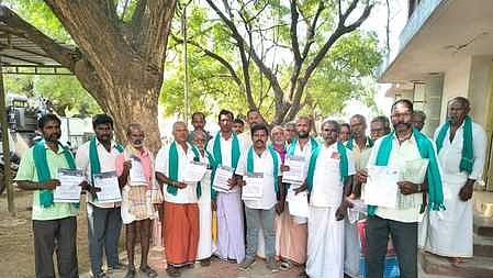 மழையால் சேதமடைந்த பயிா்களுக்கு இழப்பீடு வேண்டும்: ஆட்சியரிடம் விவசாயிகள்மனு