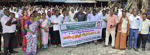 கடலூரில் கோரிக்கைகளை வலியுறுத்தி ஆா்ப்பாட்டம் நடத்திய கூட்டுறவு வங்கிப் பணியாளா்கள் சங்கத்தினா்.