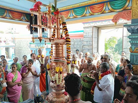 பல்லடம் அருகே உள்ள மாதப்பூா் முத்துக்குமாரசுவாமி கோயிலில் திங்கள்கிழமை நடைபெற்ற கொடிமர கும்பாபிஷேக விழாவில் பங்கேற்றோா்.