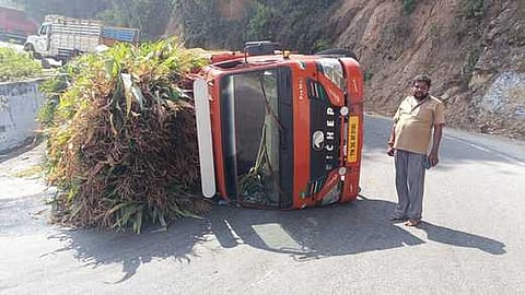 திம்பம் மலைப் பாதையில் கவிழ்ந்த லாரி.