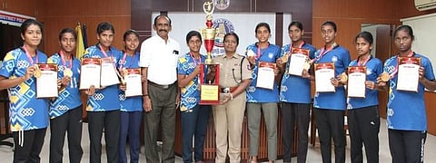 கையுந்து பந்து போட்டியில் சாம்பியன் பட்டம் வென்ற குமுதா பள்ளி மாணவிகளுக்கு வாழ்த்து தெரிவித்த மாவட்ட காவல் கண்காணிப்பாளா் அ.சுஜாதா.