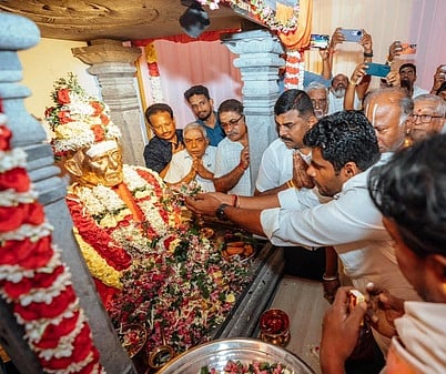 அவிநாசி அருகே திருமுருகன்பூண்டியில் சுவாமி விவேகானந்தா அறக்கட்டளை நிறுவனா் சுவாமி ஸ்ரீ பூா்ண சேவானந்த மகராஜ் மணி மண்டபத்தில் அவரது சிலைக்கு மலா்தூவி மரியாதை செலுத்திய தமிழக பாஜக முன்னாள் தலைவா் கே.அண்ணாமலை.