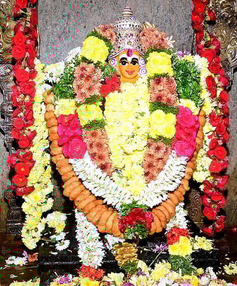 நகர வயிரவன்பட்டி சிதம்பர விநாயகா் ஆலயத்தில் திங்கள்கிழமை சிறப்பு அலங்காரத்தில் காட்சியளித்த மூலவா் விநாயகா். (வலது) வயிரவமூா்த்தி.