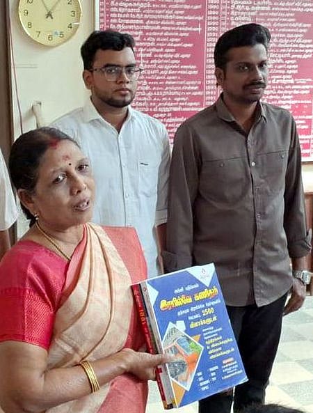 மதுரை மாவட்ட நூலக அலுவலா் சி. பாலசரஸ்வதியிடம் ரயில்வே கணிதத் தோ்வு கையேடுகளை இலவசமாக வழங்கிய பாண்டுரெங்கன், திருஞானசம்பந்தன்.