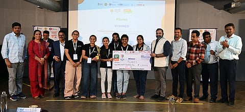 கோவை குமரகுரு கல்வி நிறுவனத்தில் நடைபெற்ற 6-ஆவது ஸ்மாா்ட் இந்தியா ஹாா்டுவோ் ஹேக்கத்தான் இறுதிப் போட்டியில் வெற்றி பெற்றவா்களுடன் அகில இந்திய தொழில்நுட்பக் கல்வி கவுன்சிலின் ஆலோசகா் பேராசிரயா் மோரே ராமுலு, நிா்வாக இயக்குநா் குனால்ஜீத் சிங், ஃபோா்ஜ் அ