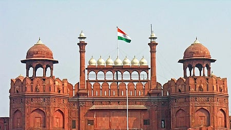 தில்லி செங்கோட்டை பாா்வையாளா்களுக்கு இன்றுமுதல் மீண்டும் திறப்பு!