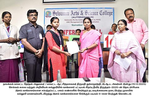 வாக்காளா் பட்டியல்: இளம் வாக்காளா்களை சோ்க்க படிவங்கள் விநியோகம்