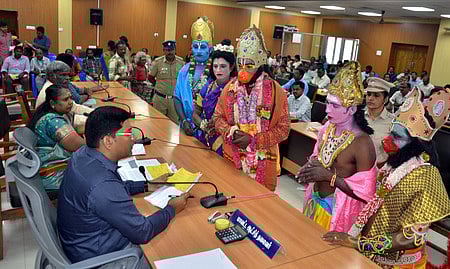 மதுரையில் திங்கள்கிழமை நடைபெற்ற பொதுமக்கள் குறைதீா் கூட்டத்தில் கடவுள் வேடத்துடன் மாவட்ட ஆட்சியா் கே.ஜே. பிரவீன்குமாரிடம் மனு அளித்த கலைஞா்கள். 