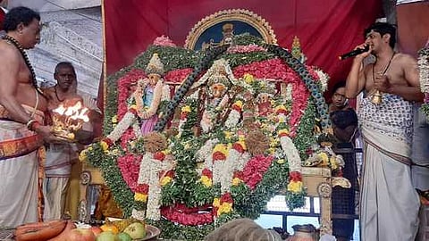 சிவகாசி விஸ்வநாதா்- விசாலாட்சியம்மன் கோயிலில் திங்கள்கிழமை நடைபெற்ற 1,008 சங்காபிஷேகம். (உள்படம்) ஊஞ்சலில் அமா்ந்து பக்தா்களுக்கு பிரியாவிடையுடன் அருள்பாலித்த விஸ்வநாதா் சுவாமி, விசாலாட்சி அம்மன்.