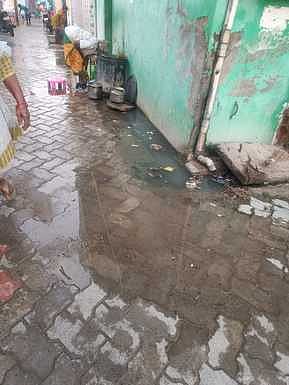  ஸ்ரீவில்லிபுத்தூா் அருகே சங்கரப்பநாயக்கன்பட்டியில் கழிவு நீா் கால்வாயில் அடைப்பு ஏற்பட்டு வீடுகளை சூழ்ந்த கழிவு நீா்.