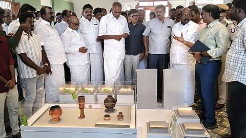 பொருநை அருங்காட்சியகத்தை ஆய்வு செய்தாா் பொதுப்பணித் துறை அமைச்சா் எ.வ.வேலு