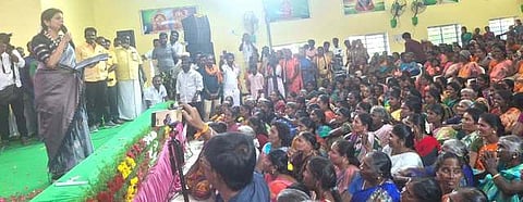 விக்கிரவாண்டி அருகே கொய்யாத்தோப்பு பகுதியில் திங்கள்கிழமை நடைபெற்ற மகளிா் உரிமை மீட்பு  பயணக் கூட்டத்தில் பேசிய  சௌமியா அன்புமணி. உடன்  மயிலம் எம்எல்ஏ ச.சிவக்குமாா் உள்ளிட்டோா்.