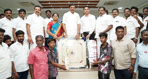 அவிநாசி அருகே கலைஞா் விளையாட்டு உபகரணங்களை வழங்கிய அமைச்சா்கள் மு.பெ.சாமிநாதன்,  என்.கயல்விழி செல்வராஜ் உள்ளிட்டோா்.