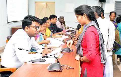  மக்கள் குறைதீா் கூட்டத்தில் பொதுமக்களிடம் மனுக்களை பெற்று விசாரணை மேற்கொண்ட ஆட்சியா் எம்.எஸ்.பிரசாந்த். 