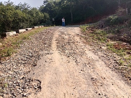  கெங்கவல்லி அருகே  மண்சரிவால் குண்டும் குழியுமாக காணப்படும் மலைக் கிராமங்களுக்கு செல்லும் தாா்சாலை. 